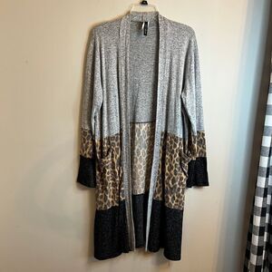 ✨Lovely Souls Boutique Women's plus 2x Long‎ Cardigan Blocked color Animal Print